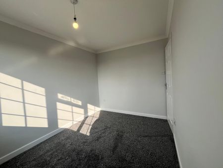 4 bedroom Detached House - Photo 2