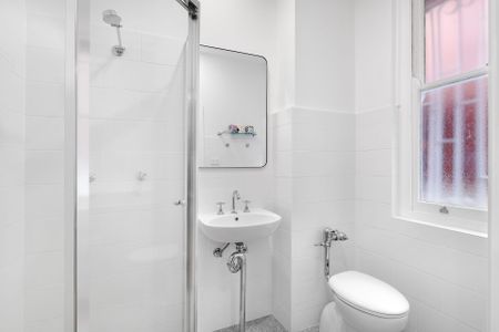 Oversized Renovated Studio - Photo 5