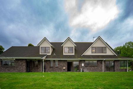 Spacious 6-Bedroom Home with Lifestyle Setting - Minutes from Hamilton Airport - Photo 4