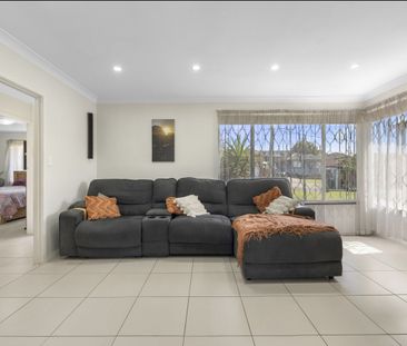 Spacious lounge and Gas cooking! - Photo 1