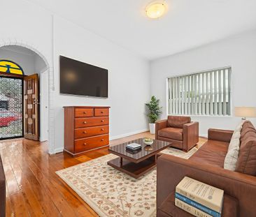 Charming & Freshly Painted 4-Bedroom Family Home - Photo 1
