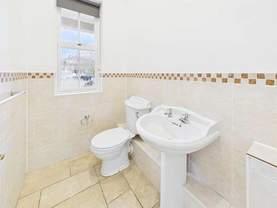 Rosebury Square, Repton, IG8 - Photo 1