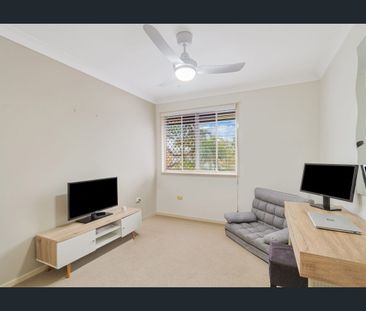 TOWNHOUSE LOCATED IN THE POPULAR "KIRRA SHORES" - Photo 5