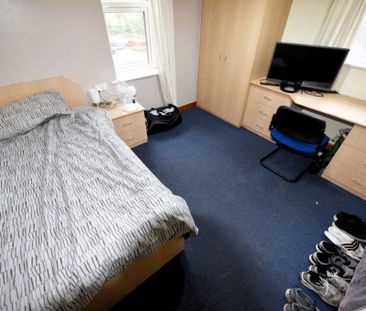 4 bedroom Flat in Flat B, Leeds - Photo 5