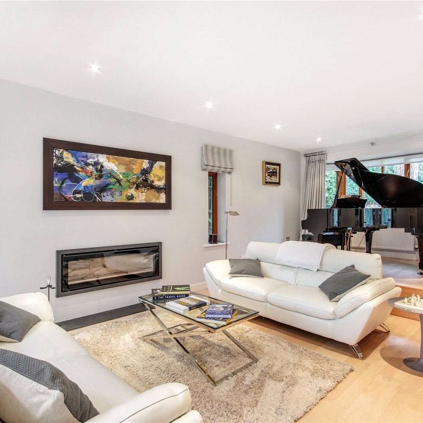 A beautifully presented detached family home superbly located on the southside of town. - Photo 1