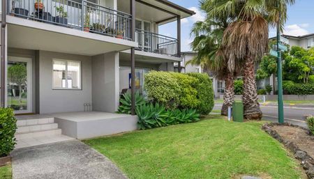 Upmarket 1 Bed by Botany - Fully Furnished, Pool - Photo 5