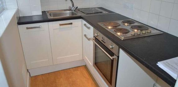 Deane Drive, Taunton, TA1 - Photo 2