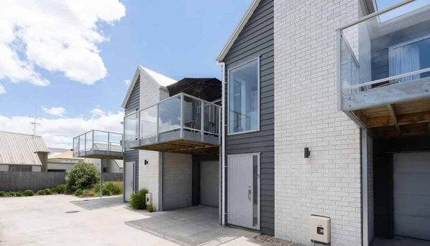 Modern Townhouse in Prime Location – Close to CBD, Hospitals & Hamilton Lake - Photo 1