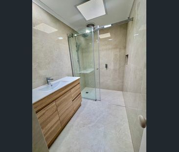 Renovated, Light-Filled Living Walk to Station & Eastland - Photo 3