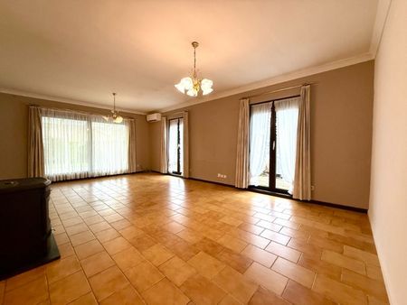 Verzorgde, energetisch gerenoveerde woning in rustige en centrale verkaveling - Photo 3