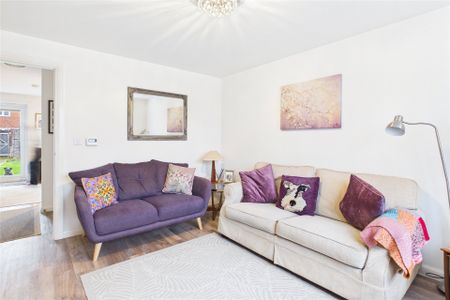 2 bedroom House in Power Close, Wokingham - Photo 2