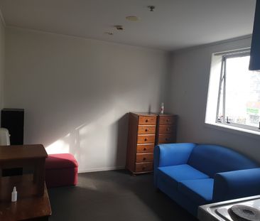 Compact Sunny Apartment - Photo 3