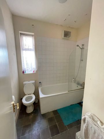 Meriden Street Room 4 - Photo 5