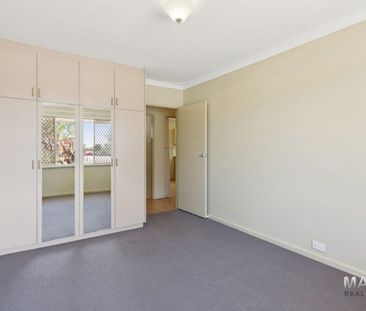 Solid functional brick & tile home - Photo 3