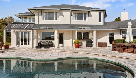Luxury Haven in Sought-After Otumoetai - Photo 2