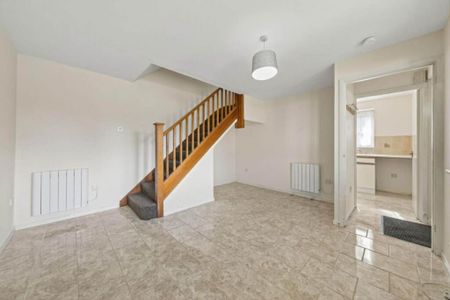 2 bedroom mews to rent - Photo 2