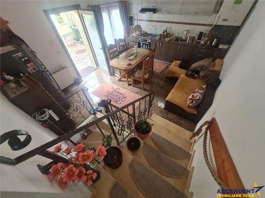 Proprietate cu 3 corpuri, curte individula, potential regim - Fotografie 1