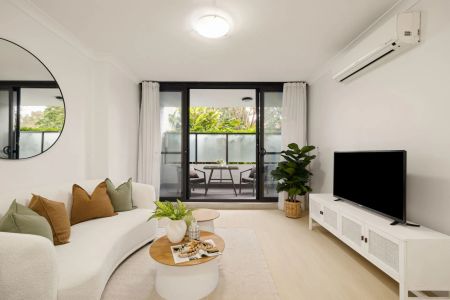 Modern villa-style apartment with lush garden views - Photo 3