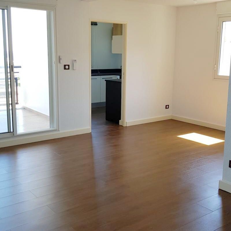 Location Appartement 4 pièces 75m² ST DENIS 97400 - Photo 1