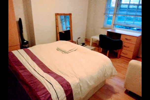 2 Bed Flat, Naval Row, E14 - Photo 1