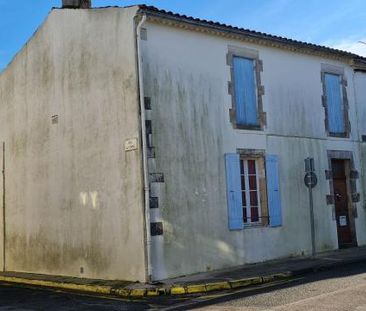 A louer, Centre bourg à L'EGUILLE 17600 Charente Maritime, appartement de 44 m², au 1er étage c... - Photo 2