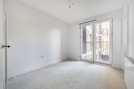 A rare opportunity to rent a spacious triplex home with its own front door access, located at Huntley Wharf, just a short walk away from Reading Train Station. - Photo 4