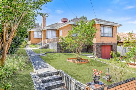 Newly Renovated Home in Sought After Pocket of Ashwood - 2 Living Spaces - Photo 5