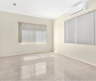 Private, Quite & Convenient Located Home - Photo 3