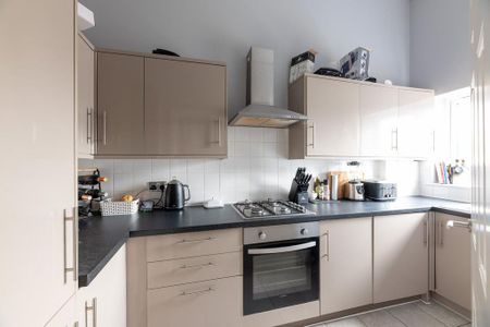 4 bedroom semi-detached house to rent - Photo 5