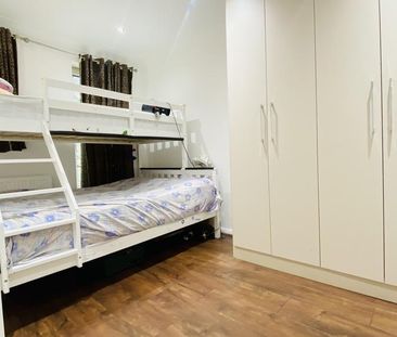 3 bedroom end of terrace house to rent - Photo 2