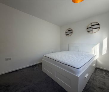 3 Bed Flat, Kirkstall Hill, LS4 - Photo 3