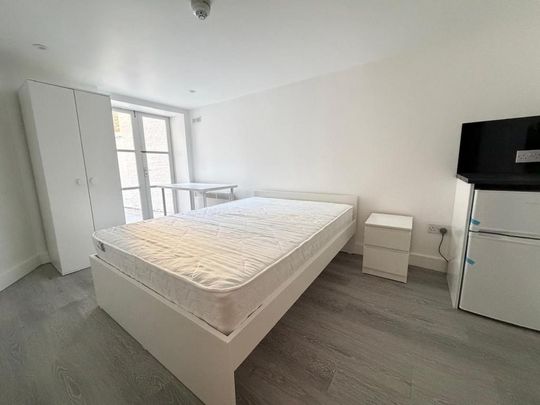 1 bedroom in a house share to rent - Photo 1