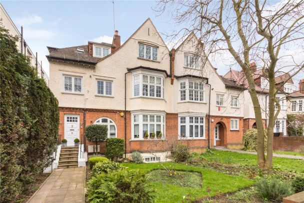 3 bedroom flat in Hampstead - Photo 1