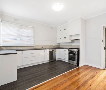 Spacious 3 Bedroom Family Home In A Good Location - Photo 2