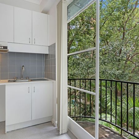 Studio Apartment With Balcony In Sought After St Neot Avenue - Photo 4