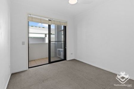 Stylish 3-Bedroom Apartment in the Heart of Newstead - Photo 3