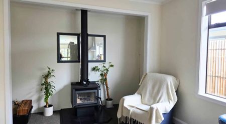 Summer Ready! Spacious Family Home with Pool and Double Garage - Photo 4