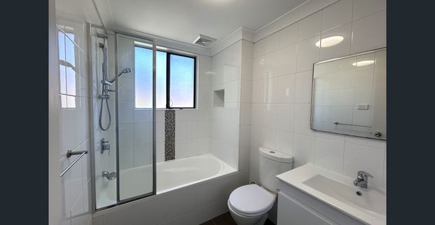 Spacious two bedroom unit in prime location! - Photo 1