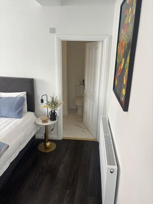 8 bedroom house of multiple occupation to rent - Photo 1