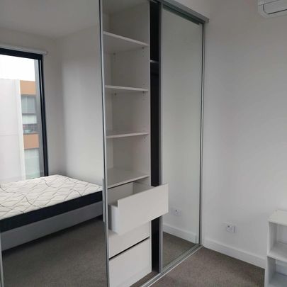 Port Melbourne - Photo 1