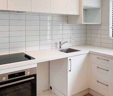 High end 2 bedroom townhouse with off-street park! - Photo 5