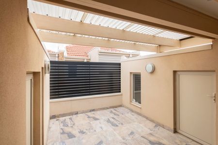 Ultra-Modern 2 story studio - Photo 5