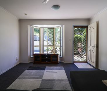 SPACIOUS SOUTH GLADSTONE UNIT IN QUIET LOCATION! - Photo 5