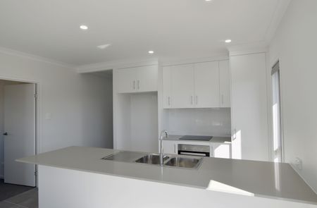 :: FRESHLY BUILT HOME IN SOUGHT - AFTER LOCATION - Photo 2