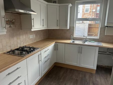 2 bedroom terraced house to rent - Photo 2