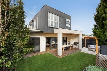 Luxury Family Living in the Prestigious Landcox Park Precinct - Photo 2