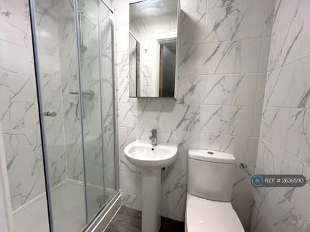 4 bedroom flat to rent - Photo 5