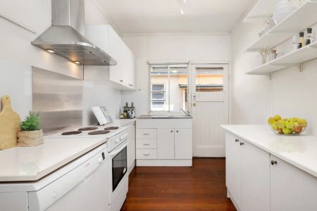 CHARMING EAST BRISBANE GEM JUST MINUTES FROM THE CBD - Photo 5