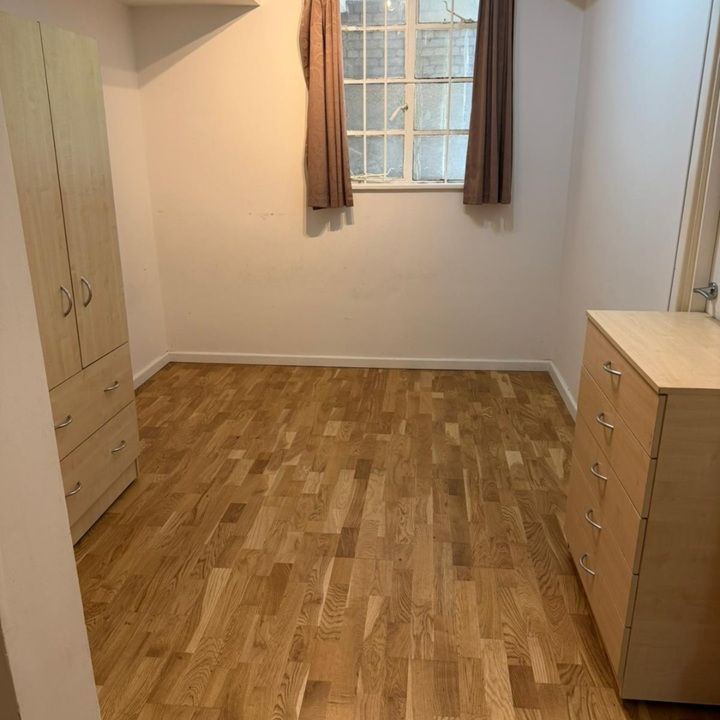 2 Bed Flat, Shepherds Bush Road, W6 - Photo 1