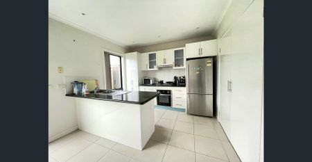 Elegant Three Bedroom Townhouse - Photo 2